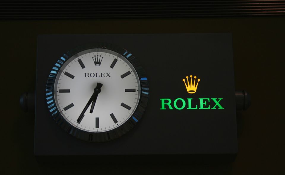 Uhren nehmen auf dem Markt für Luxusgüter eine wichtige Rolle ein. Das zeigte sich zuletzt, als LVMH Anfang 2020 in Dubai erstmals eine eigene Uhrenmesse veranstaltete und neue Modelle seiner Marken wie Bulgari, TAG Heuer und Hublot präsentierte. Die Schweizer Traditionsmarke Breitling gehört seit 2018 zu hundert Prozent dem britischen Finanzinvestor CVC. Rolex hingegen ist es gelungen, unabhängig zu bleiben. Der 1905 in London gegründete Uhrenhersteller mit Sitz in Genf ist im Besitz der Familie des Firmengründers Hans Wilsdorf (1881–1960). Dessen Nachfolger André Heiniger übergab die Geschäfte 1992 an seinen Sohn Patrick Heiniger. Der entschied sich dafür, die wichtigsten Zulieferer zu übernehmen. Diese „radikale“ Entscheidung habe es Rolex ermöglicht, sich die Unabhängigkeit und unternehmerische Freiheit zu bewahren, heißt es in der offiziellen Firmenhistorie.