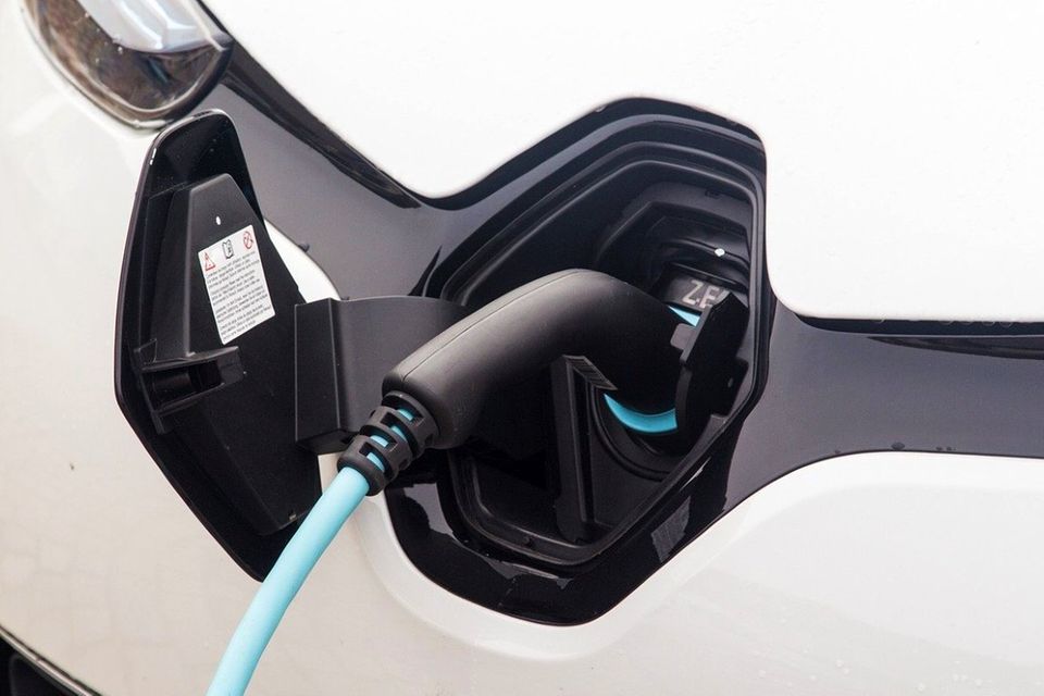 Ein E-Auto wird aufgeladen