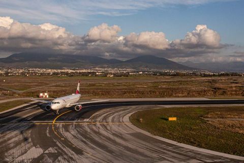Am Flughafen von Thessaloniki rollt eine Maschine zur Startposition