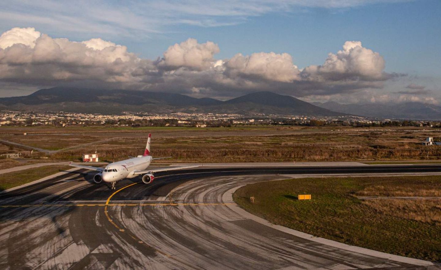 Am Flughafen von Thessaloniki rollt eine Maschine zur Startposition