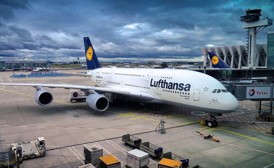In der Corona-Pandemie steht der Großteil der Lufthansa-Flotte am Boden. Der Konzern benötigt dringend Liquidität