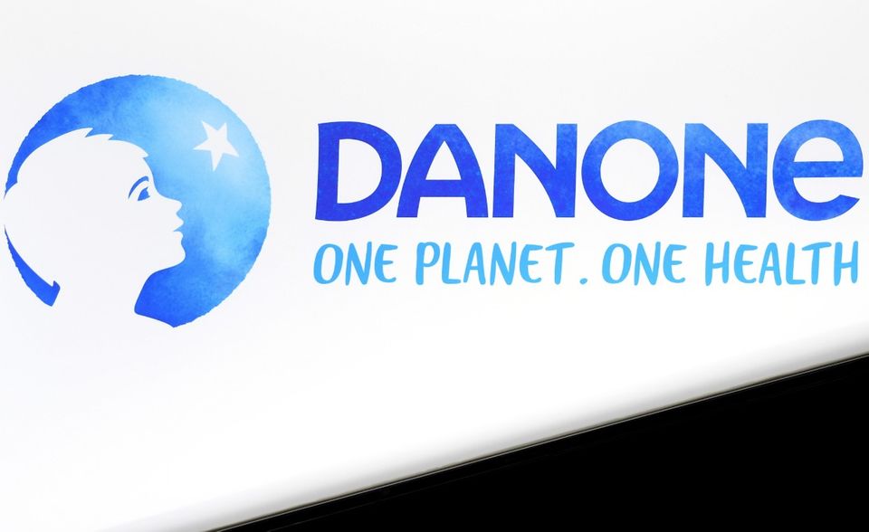 Auch die Aktie des französischen Lebensmittelkonzerns Danone ist am Montag auf Talfahrt gegangen. Am Mittwoch korrigierte das Unternehmen seine Jahresziele nach unten – wegen des Corona-Ausbruchs, der die Erlöse im Wasser- und Babynahrungsgeschäft belaste. Der Umsatz soll in diesem Jahr nur noch um zwei bis vier Prozent zulegen, statt wie ursprünglich angenommen um vier bis fünf Prozent.