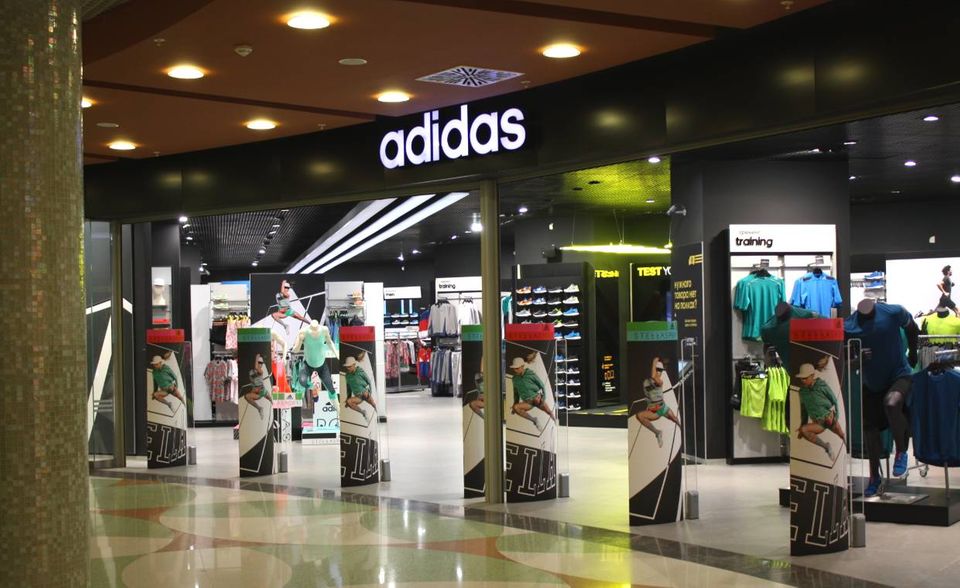 Für den deutschen Sportartikelkonzern ist China der wichtigste Wachstumsmarkt. Umso schmerzhafter trifft es Adidas, dass die Umsätze in der Volksrepublik in den vergangenen vier Wochen um 85 Prozent eingebrochen sind. Hunderte Geschäfte in China blieben geschlossen. Zu den Auswirkungen auf das Gesamtjahr wollte sich das Unternehmen noch nicht äußern. Investoren stießen die Aktie ab wie auch die des Konkurrenten Nike.