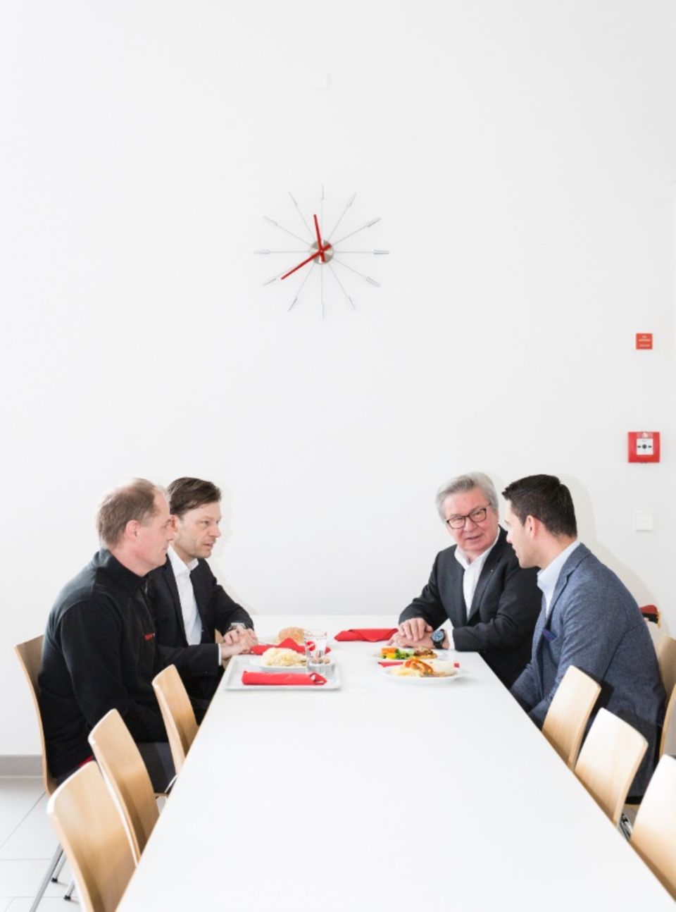 Klaus Fischer unterhält sich in der Betriebskantine mit Mitarbeitern