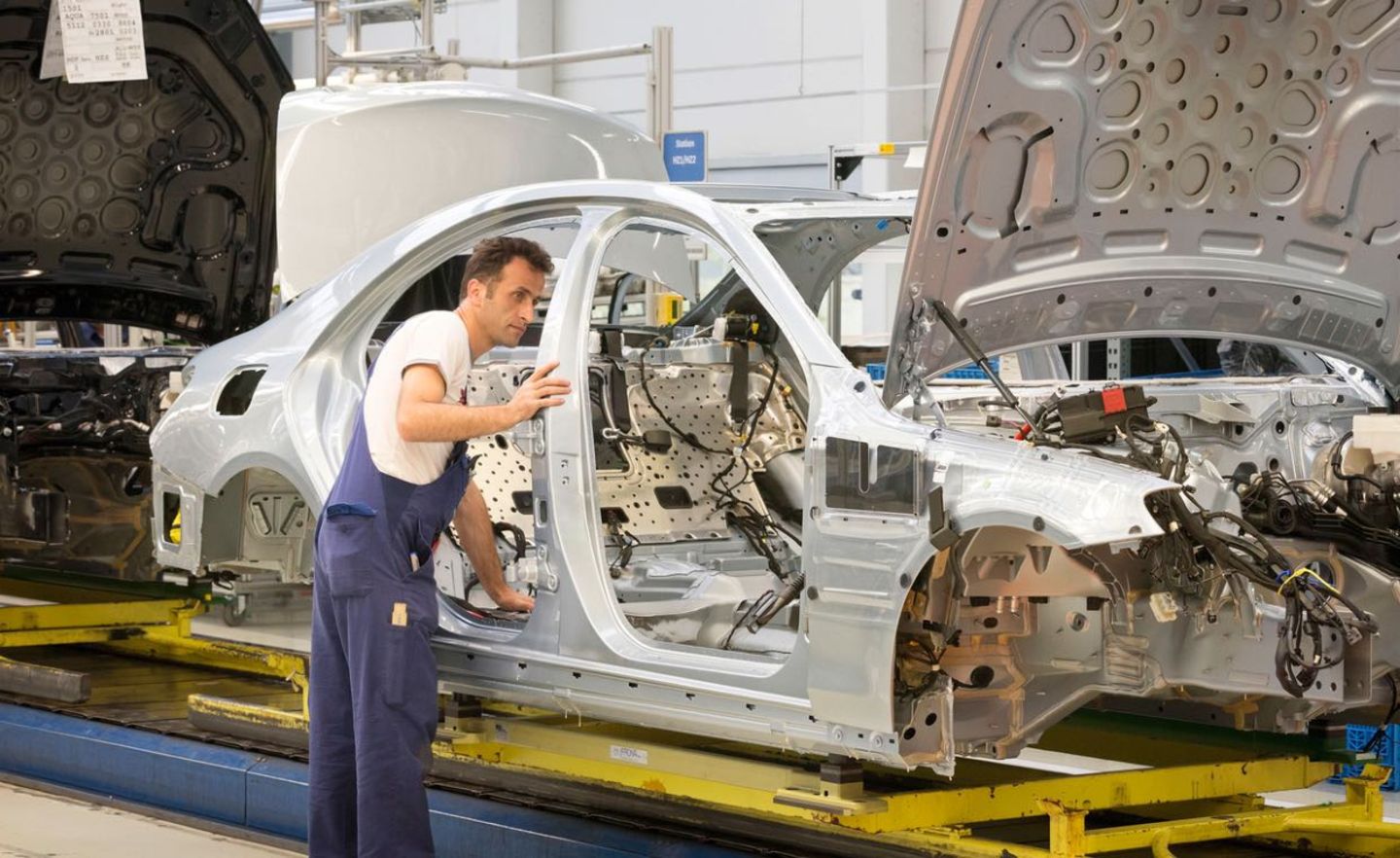 Montage im Premiumsegment: ein Arbeiter in der Fertigung der S-Klasse bei Mercedes in Sindelfingen.