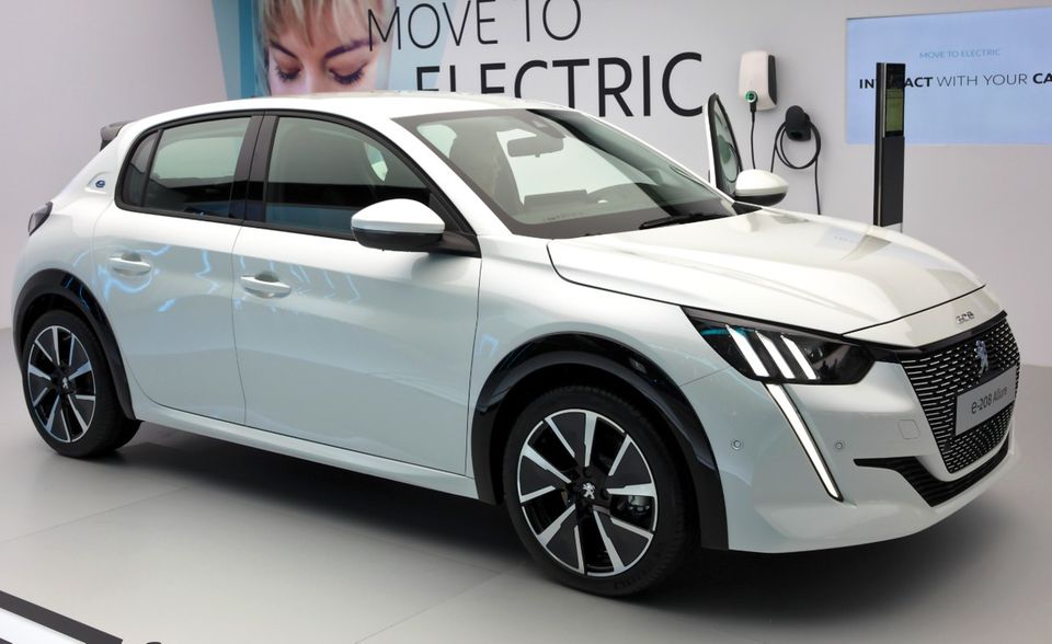 Von Peugeot wurden im vergangenen Jahr mehr als 976.000 Exemplare in der EU verkauft. Dabei führt der Kleinwagen Peugeot 208 II vor den größeren Modellen 2008 oder 3008. Der 208 II wird seit Juni 2019 auf dem europäischen Markt verkauft. Erstmals gibt es das Modell 208 nur fünftürig. Die Elektroversion mit dem Namen e-208 soll 2020 folgen.