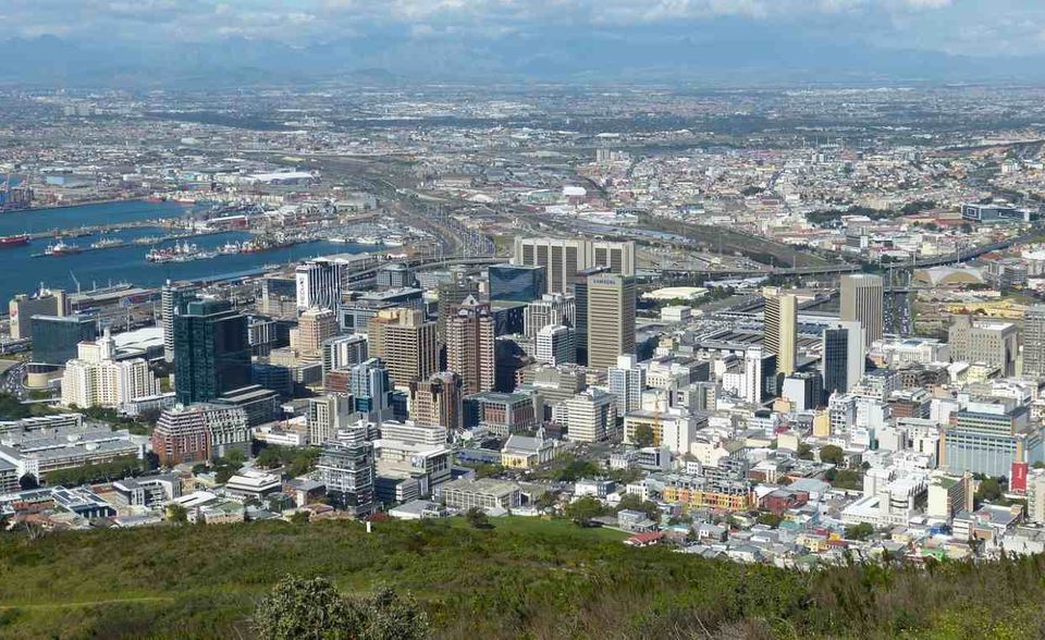 Südafrika Südafrika hat in puncto Innovationskraft ebenfalls enormen Nachholbedarf. Das Land verbesserte sich um einen Platz auf Rang 51. Es erzielte 51,15 von 100 möglichen Punkten. Spitzenreiter Deutschland kam auf 88,21 Punkte. Südafrika landete in vier der sieben Kategorien (Wertschöpfung, Produktivität, Hochschuldbildung, Forscherdichte) auf einem der zehn letzten Plätze. Einziger Lichtblick war die Zahl der Patente (Platz 28).