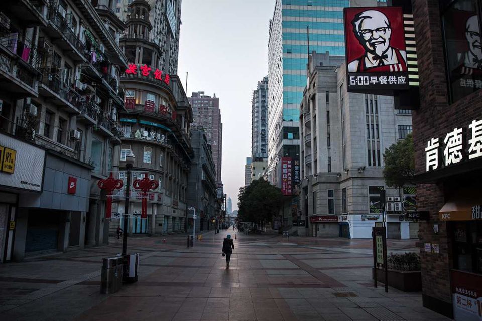 Leere Einkaufsstraße in Wuhan
