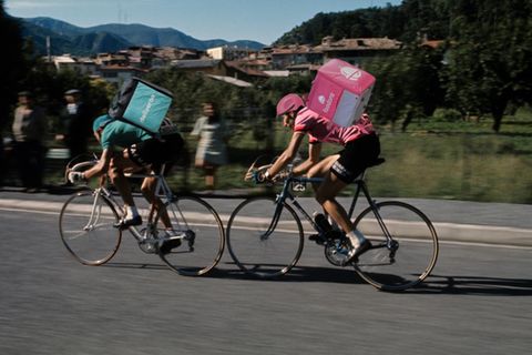 Kopf an Kopf: Der Wettkampf zwischen Anbietern wie Deliveroo und Foodora erinnerte mitunter an die Tour de France (Montage)