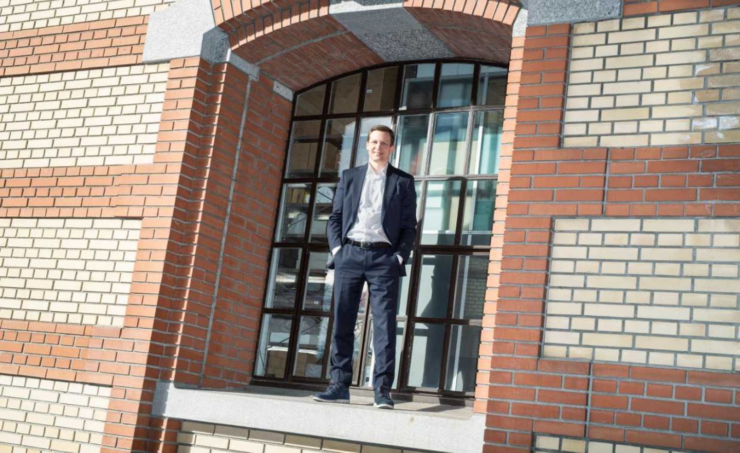 Patrick Scheurle in Zürich – in einem Fenster des Bürokomplexes von Blue Orchard