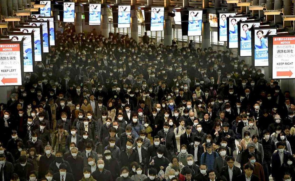 Japan liegt gemessen an der Fallzahlen weltweit auf Platz fünf. Das RKI kam in seiner Statistik auf 331 Erkrankte, die WHO zählte 317 Infektionen sowie sechs Tote. Hinzu kamen 705 (RKI) beziehungsweise 706 (WHO) Fälle auf dem Kreuzfahrtschiff MS Diamond Princess. Im Hafen von Yokohama hatten Tausende Passagiere und Besatzungsmitglieder wochenlang unter Quarantäne gestanden.