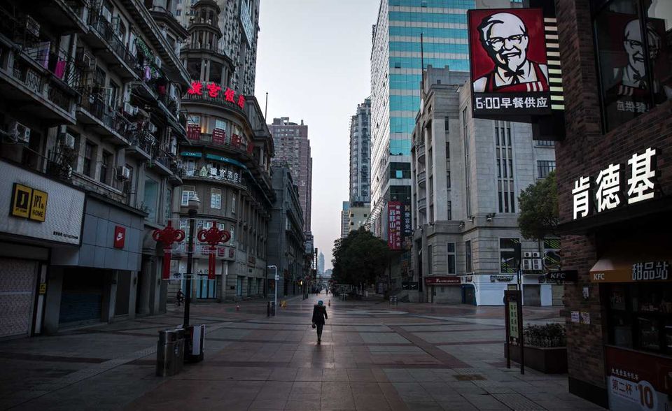 In China waren die ersten Fälle der neuartigen Lungenerkrankung aufgetreten. Der überwiegende Teil aller Infektionen weltweit entfallen bislang auf die Volksrepublik samt Hongkong, Taiwan und Macau. Das RKI meldete am 5. März 80.409 Fälle (WHO: 80.565). 3015 Todesfälle soll es gegeben haben. Offizielle Risikogebiete sind die Provinz Hubei mit der besonders betroffenen Metropole Wuhan sowie die Städte Wenzhou, Hangzhou, Ningbo und Taizhou in der Provinz Zhejiang.