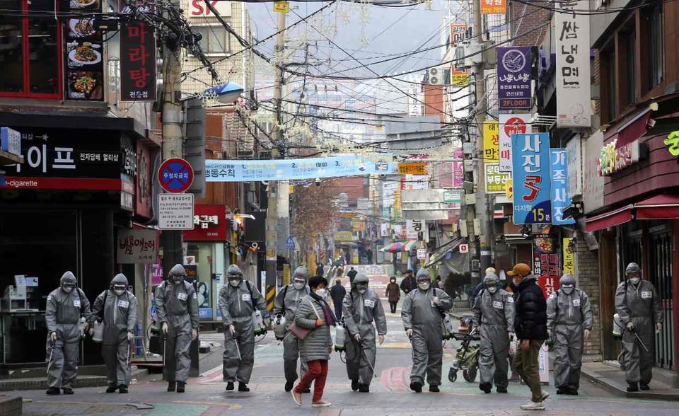 Südkorea hat weltweit die zweithöchste Zahl an Infektionen mit dem Coronavirus. RKI und WHO zählten zuletzt 5766 Fälle und 35 Tote. Als Risikogebiet gilt die Provinz Gyeongsangbuk-do (Nord-Gyeongsang) im Osten des Landes. Dort liegt die Millionenstadt Daegu. In Korea werden Großveranstaltungen abgesagt. Die Angst vor dem Erreger führt auch in koreanischen Vertretungen weltweit für Absagen. So hat etwa das Kulturzentrum am Potsdamer Platz in Berlin in den nächsten Wochen seine Koreanischkurse gestrichen.