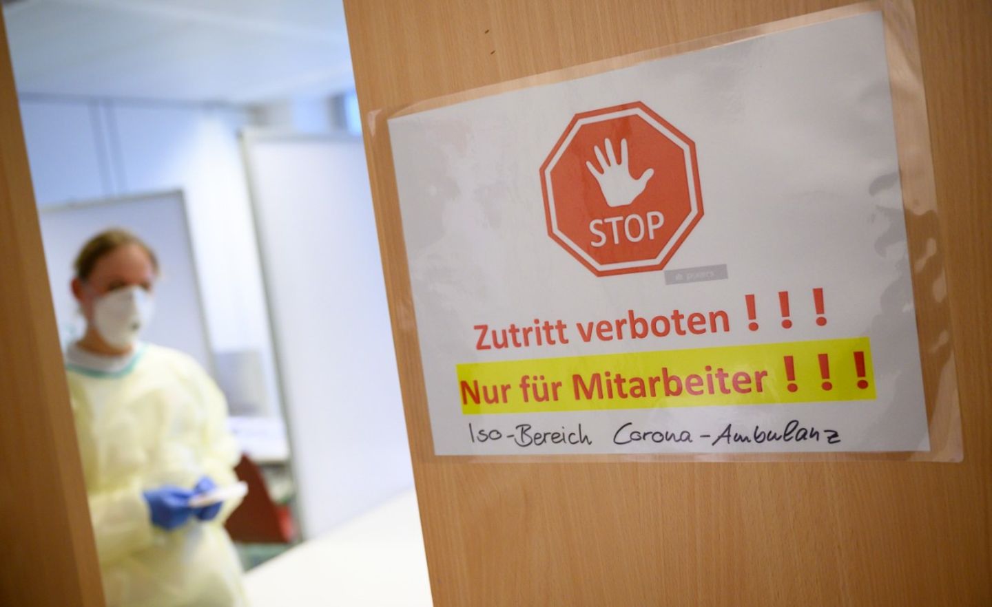 Eine freiwillige Mitarbeiterin des Deutschen Roten Kreuzes (DRK) steht in der Corona-Ambulanz des Klinikums Stuttgart. Hier können sich Patienten testen lassen.