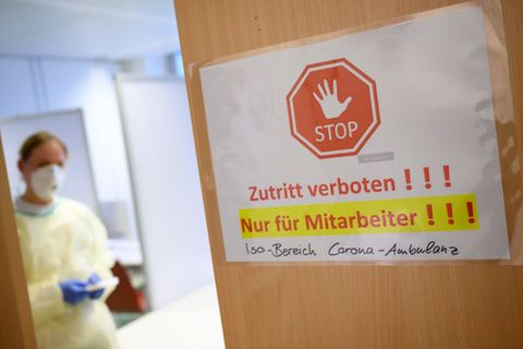 Eine freiwillige Mitarbeiterin des Deutschen Roten Kreuzes (DRK) steht in der Corona-Ambulanz des Klinikums Stuttgart. Hier können sich Patienten testen lassen.