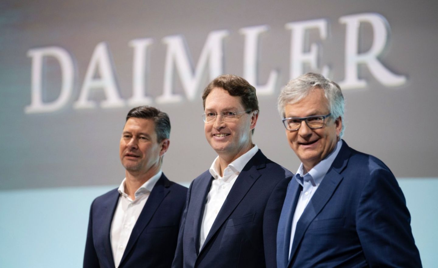 Finanzchef Wilhelm, CEO Källenius und Nutzfahrzeugvorstand Daum (v.l.n.r.) bei der Bilanzpressekonferenz von Daimler
