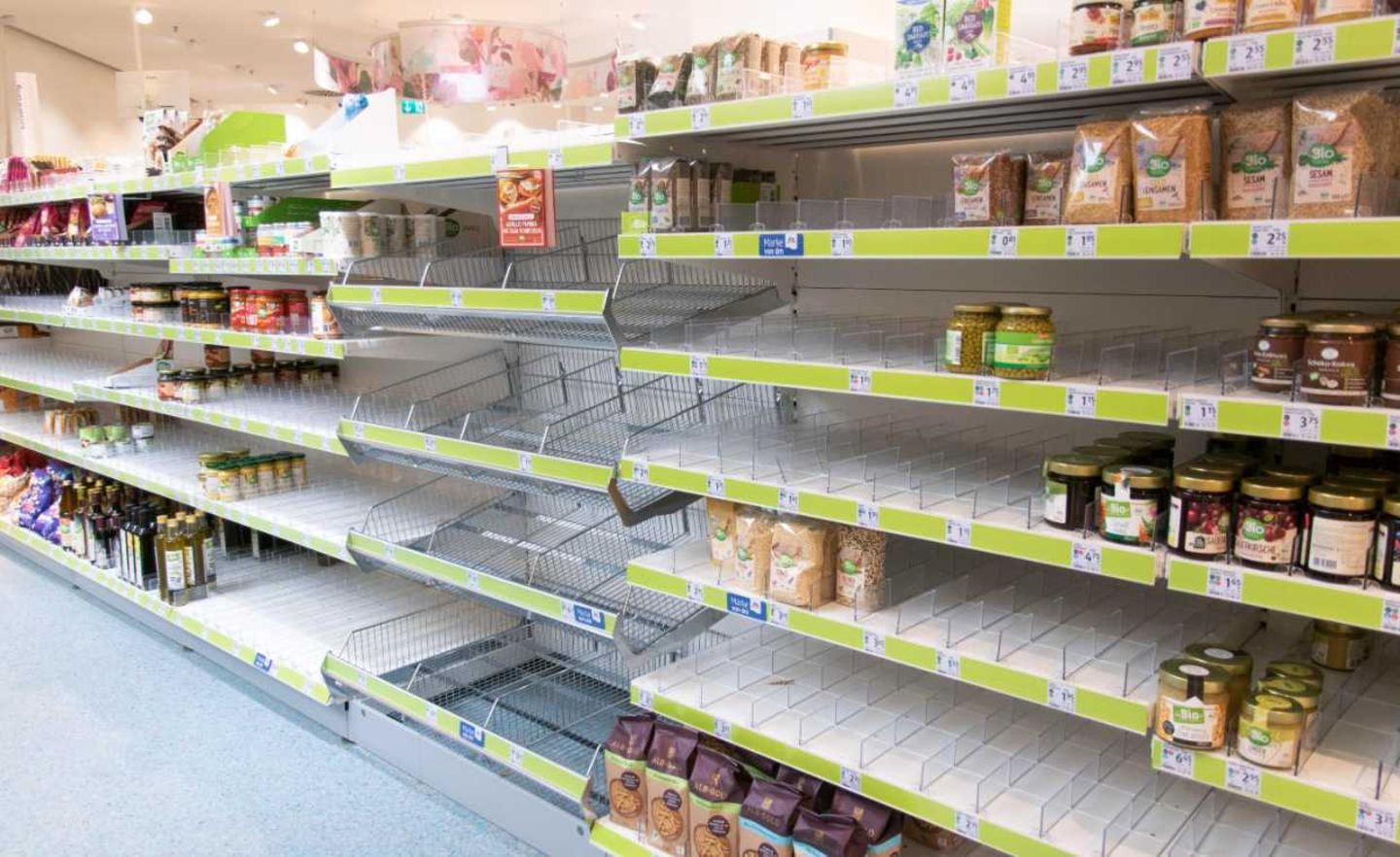 Hamsterkäufe aufgrund von Corona: Ein leeres Supermarktregal in einem dm Drogeriemarkt