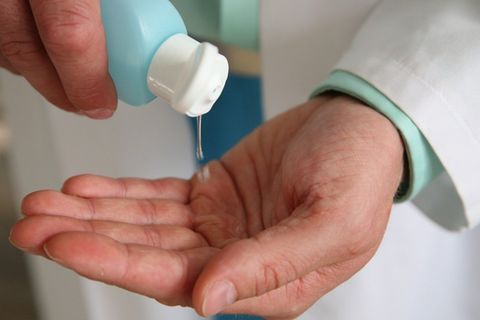 Wer sich vor dem Coronavirus schützen will, sollte auf Hände waschen, Abstand halten und das regelmäßige Desinfizieren setzen