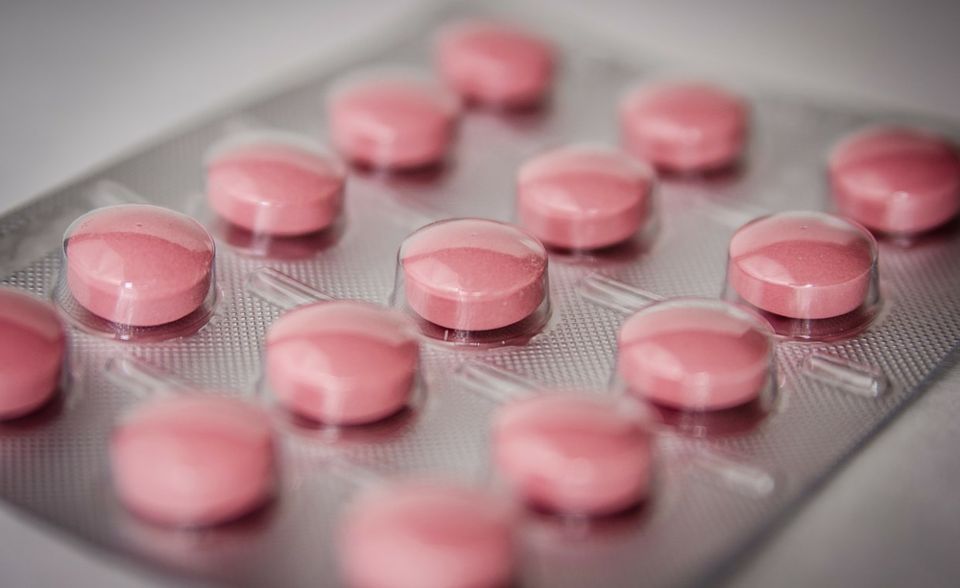 In den Top 10 der wichtigsten Exportgüter sind gleich viel Gewinner wie Verlierer vertreten. Zu letzteren gehören die pharmazeutischen Erzeugnisse. Sie büßten 0,9 Prozent auf 83,0 Milliarden Euro ein. 2018 war die Nachfrage nach Salzen, Vitaminen, Hormonen oder Antibiotika aus deutscher Herstellung noch um 10,0 Prozent gestiegen.