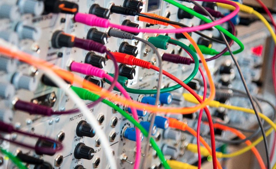 Elektrotechnik deutscher Hersteller ist weiterhin gefragt. Im vergangenen Jahr wurden Elektromotoren, Generatoren, Transformatoren, Glasfaserkabel, Haushaltsgeräte oder Heizungen im Gesamtwert von 89,6 Milliarden Euro exportiert. Das entsprach einem Plus von 1,4 Prozent.