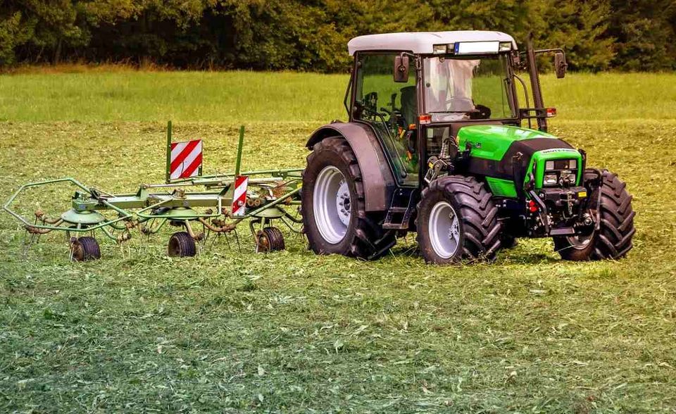 Noch stärker fiel auf längere Sicht der Rückgang für den Maschinenbau aus. Er war von 2016 auf 2017 noch um 9,0 Prozent gewachsen. 2019 sank das Ergebnis um minus 0,3 Prozent auf 194,5 Milliarden Euro. In diese Kategorie fallen Verbrennungsmotoren und Turbinen (ohne Motoren für Luft- und Straßenfahrzeuge), Öfen, Werkzeugmaschinen für die Metallbearbeitung oder Maschinen für die Land- und Forstwirtschaft.