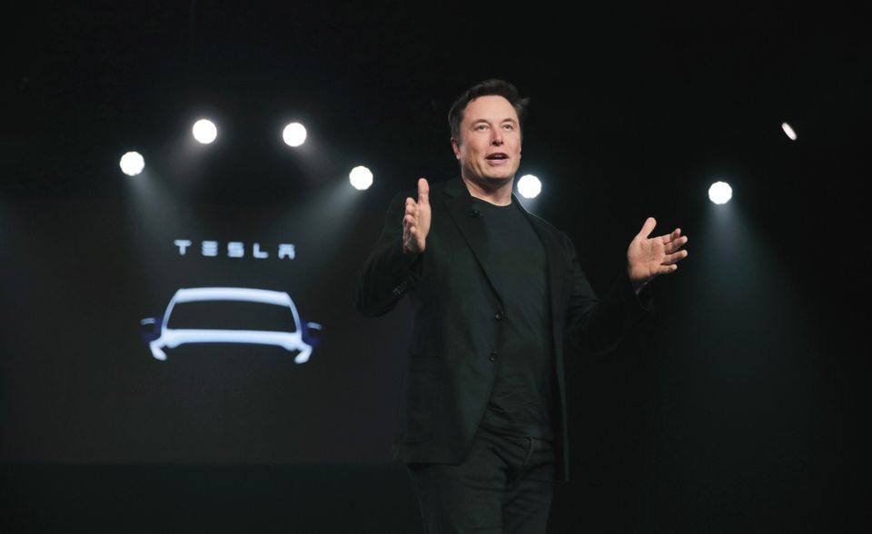 Tesla-Chef Elon Musk Elon Musk, charismatischer Chef des US-Elektroautobauers Tesla, hat ja eigentlich zu allem eine Meinung. So auch zu der Pandemie. „Die Coronavirus-Panik ist dumm“ schrieb er per Twitter.