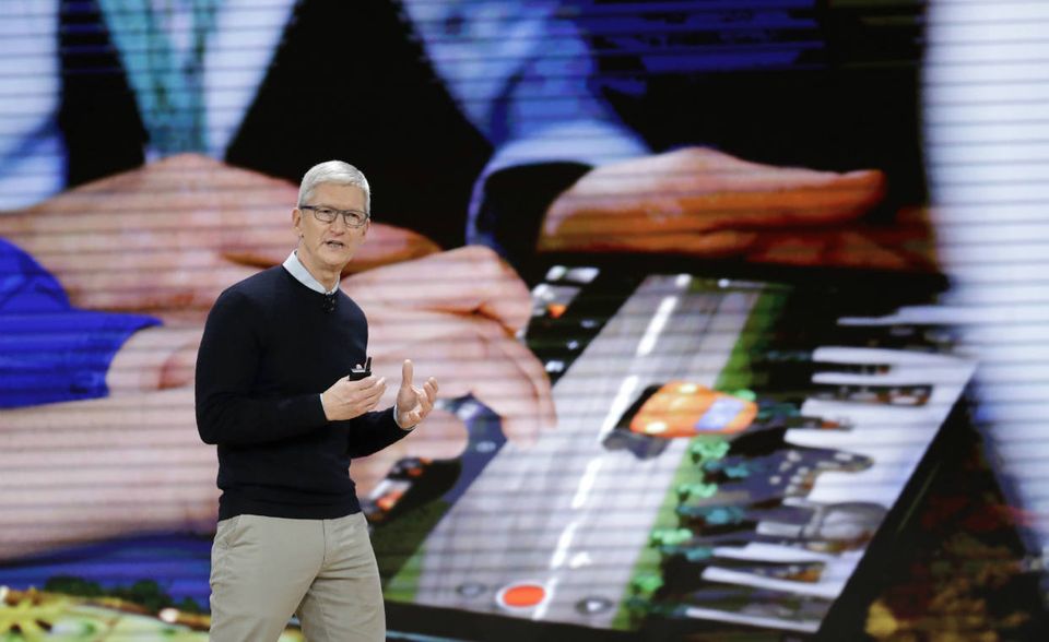 Apple-Chef Tim Cook „Die Rückkehr zur Normalität dauert länger als wir gedacht hatten“, schreibt Apple-Chef Tim Cook in einer Mail an seine Mitarbeiter. Es geht um das Geschäft in China, wo der iPhone-Konzern ja auch produzieren lässt. Allerdings dürfte der Satz auch für die weiteren Auswirkungen von Corona gültig bleiben.