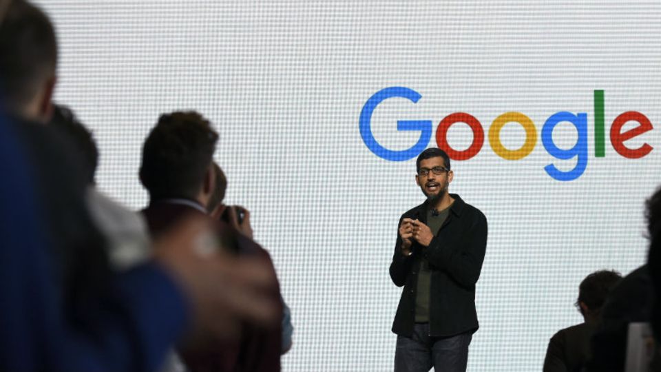 Sundar Pichai, CEO von Google, teilte per Twitter mit, dass seine US-Mitarbeiter ab jetzt von zuhause aus arbeiten. Es dürfte das erste Mal sein, dass Silicon Valley-Unternehmen dazu aufrufen, weniger Kontakt miteinander aufzunehmen. „Wenn Sie können, tragen Sie dazu bei, soziale Kontakte zu minimieren. Das hilft der Gesellschaft als Ganzes“, so Pichai.