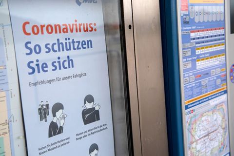 Hygienehinweise an einem Fahrkartenautomaten