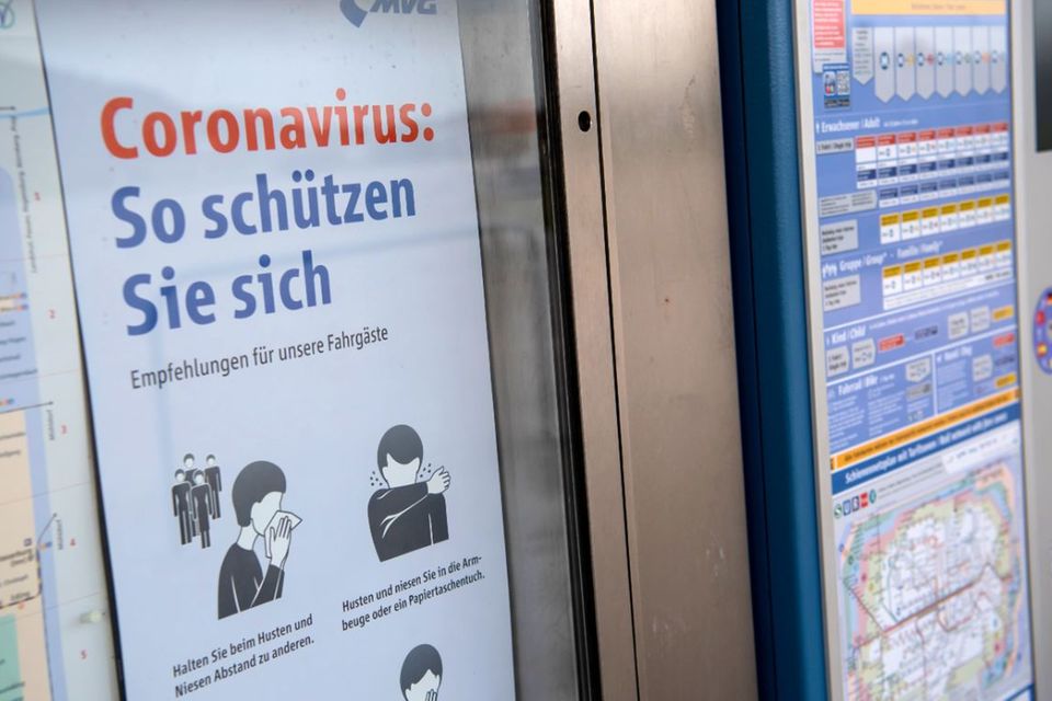 Hygienehinweise an einem Fahrkartenautomaten