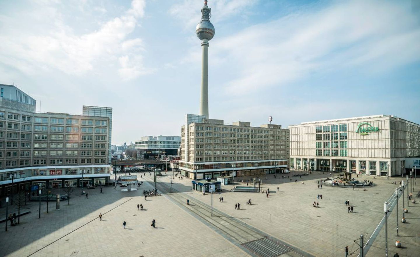 Die unübersehbaren Folgen der Corona-Krise: Der Alexanderplatz in Berlin ist wie leergefegt