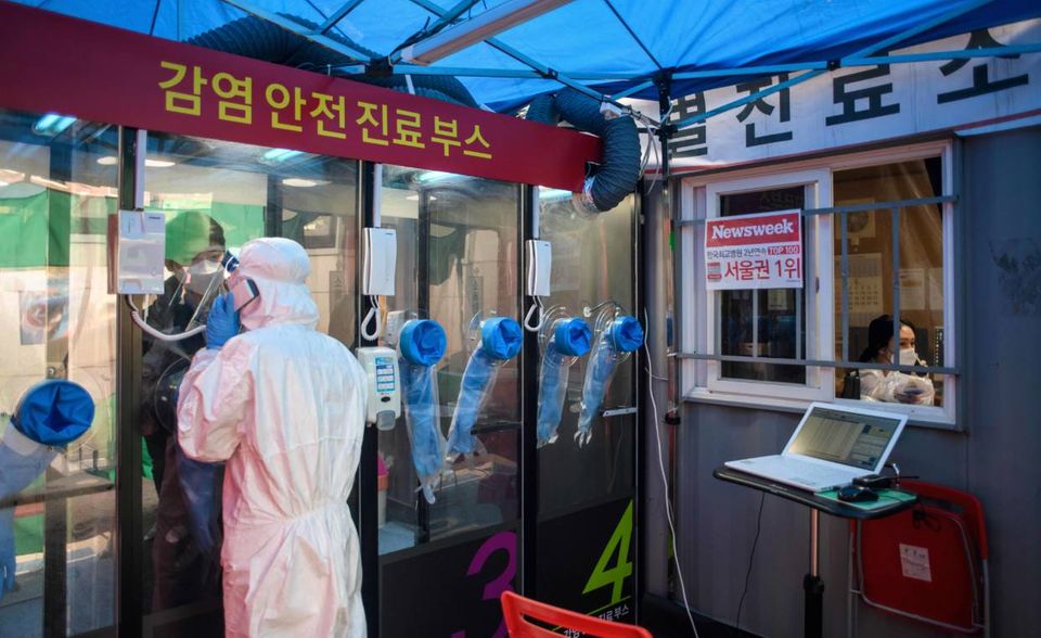 Ein südkoreanisches Krankenhaus hat Coronavirus-Testeinrichtungen im Stil einer "Telefonzelle" eingeführt, wo der direkte Kontakt des medizinischen Personals mit Patienten vermieden wird.