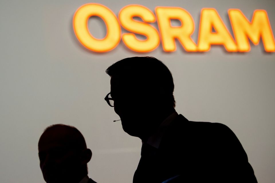 Osram-Chef Berlien auf dem Weg zur Hauptversammlung seines Konzerns: Eigentlich war der Zusammenschluss mit dem österreichischen Unternehmen AMS schon fast durch. Doch nun gibt es wieder Fragezeichen