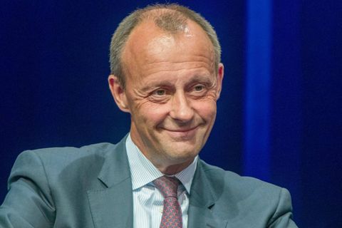 Am Dienstag wurde bekannt, dass sich auch der Spitzenkandidat um den CDU-Vorsitz, Friedrich Merz, mit dem neuartigen Coronavirus infiziert hat. „Am Tag 4 sind die Grippesymptome etwas stärker geworden. Ich bleibe zuversichtlich und danke allen, die unser Gesundheitssystem so engagiert am Laufen halten“, schrieb Merz am Mittwoch bei Twitter. Dabei bedankte er sich auch für die vielen Genesungswünsche.