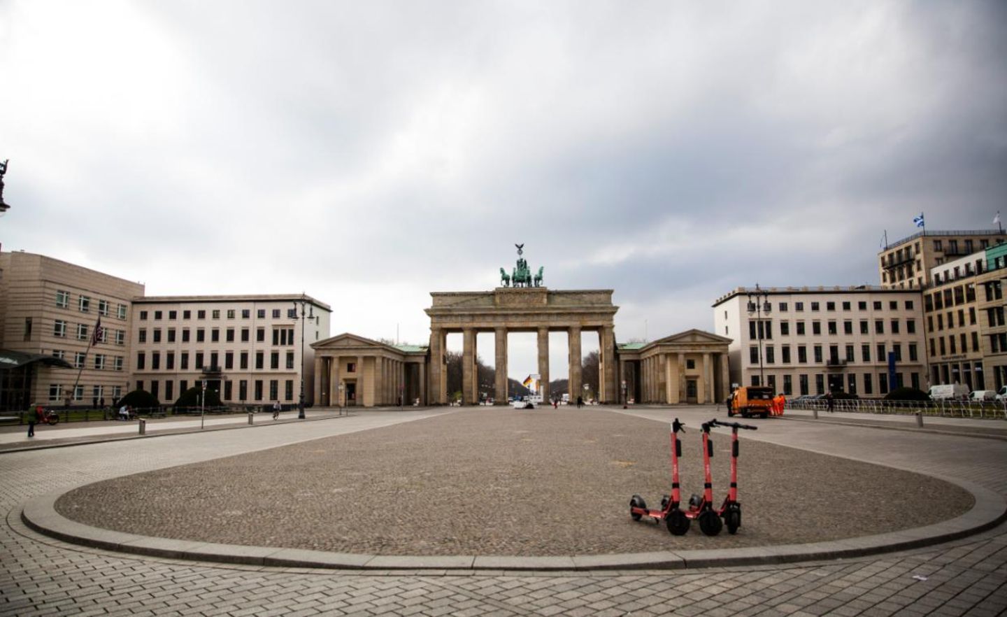 Am Brandenburger Tor drängeln sich normalerweise die Berlin-Touristen. Momentan wirkt der Platz wie ausgestorben