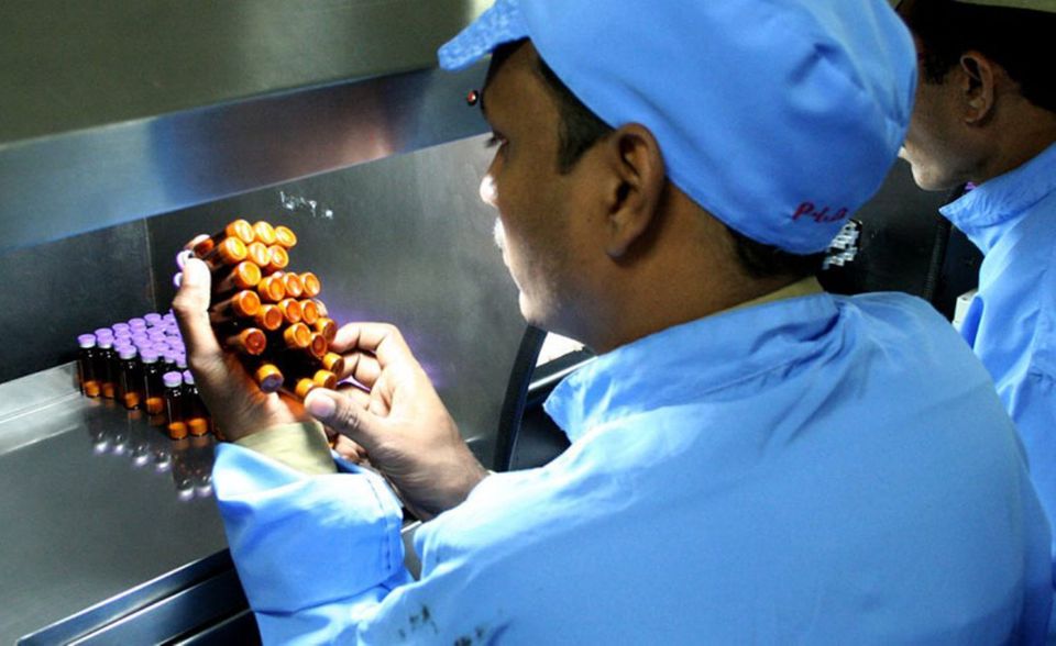 Im indischen Bundesstaat Maharashtra ist das Serum Institute of India (SII) mit zwei Impfstoffkandidaten im Rennen. Derzeit laufen Tierversuche an Mäusen und Affen, die klinische Erprobung am Menschen solle im September/Oktober beginnen, sagte CEO Adar Poonawalla der indischen „Fortune“. Er rechnet mit einer Vermarktung im ersten Quartal 2022. Das SSI arbeitet mit der amerikanischen Biotech-Company Codagenix und mit Novavax zusammen. SII ist nach eigenen Angaben der weltgrößte Impfstoffproduzent gemessen an der Zahl der weltweit verkauften 1,5 Milliarden Einheiten.