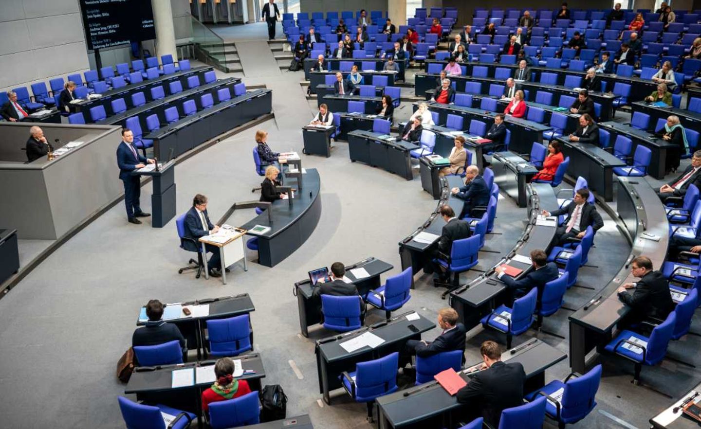 Der Bundestag entscheidet über das Rettungsprogramm der Bundesregierung. Die Abgeordneten halten Abstand zueinander