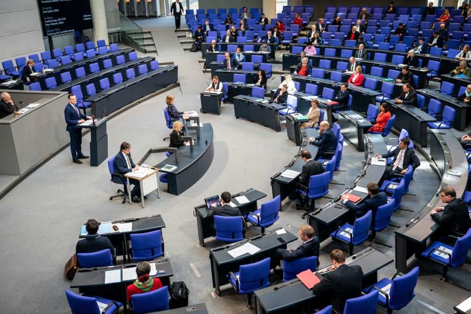 Der Bundestag entscheidet über das Rettungsprogramm der Bundesregierung. Die Abgeordneten halten Abstand zueinander