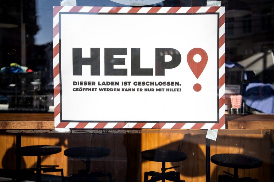 In einem Fenster eines Cafes im Bremer „Viertel“ hängt ein Schild mit der Aufschrift „Help! Dieser Laden ist geschlossen. Geöffnet werden kann er nur mit Hilfe!“