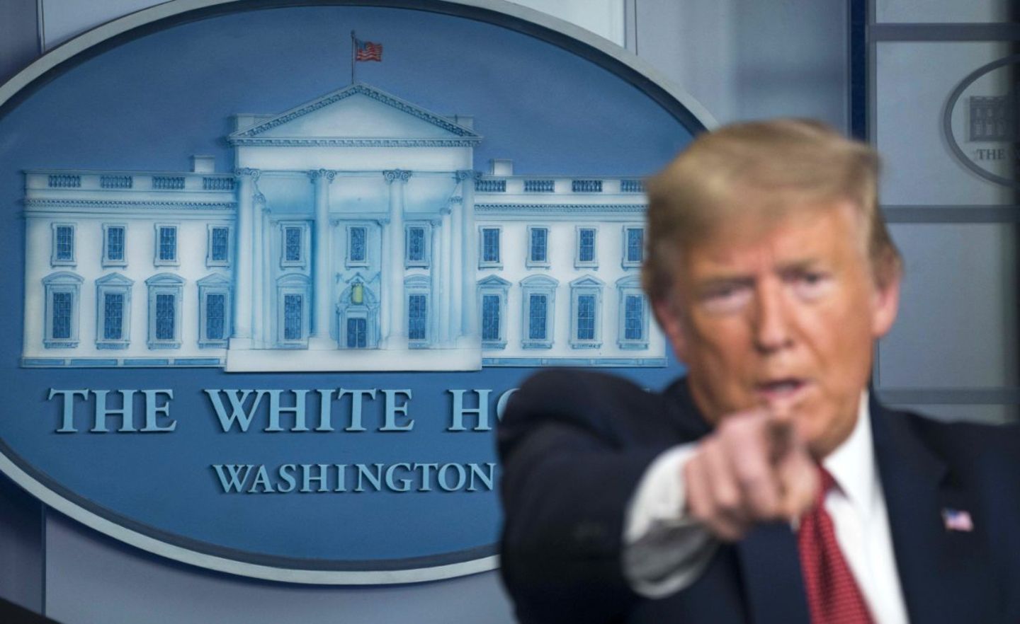 Präsident Trump wirkt entschlossen, doch Kritiker werfen ihm vor, die Gefahr unterschätzt zu haben