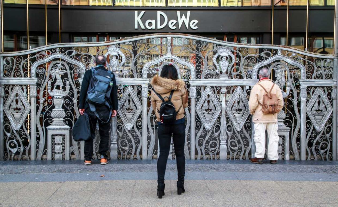 Deutschland macht dicht: Kunden vor dem geschlossenen Kaufhaus KaDeWe in Berlin
