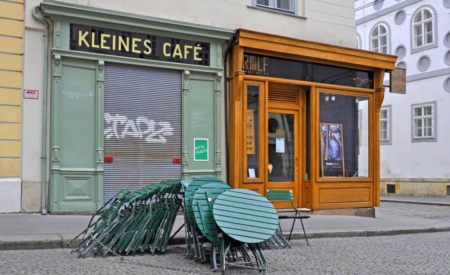 Geschlossenes Café: Viele Kleinunternehmen bangen um ihre Existenz