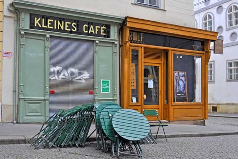 Geschlossenes Café: Viele Kleinunternehmen bangen um ihre Existenz