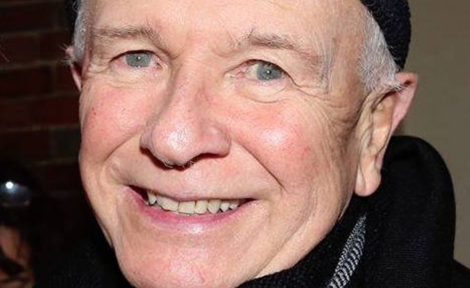 Nach der Infektion mit dem Coronavirus verstarb der Dramatiker und vierfache Tony-Preisträger Terrence McNally am 25. März an Komplikationen der Erkrankung. Bereits seit den 1990ern hatte der Dramatiker an einer Lungenerkrankung gelitten. McNally wurde 81 Jahre alt.