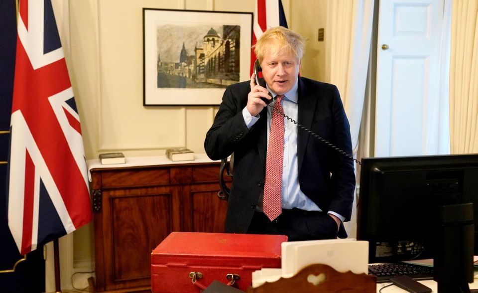Der jüngste prominente Fall von Covid-19 ist Großbritanniens Premierminister Boris Johnson. Am 27. März schrieb Johnson auf Twitter, er habe in den letzten 24 Stunden leichte Symptome entwickelt und sei positiv auf das Coronavirus getestet worden. Er arbeite nun von zu Hause und habe sich selbst isoliert. Der Premierminister versicherte, er werde den Kampf gegen Covid-19 weiter anführen. Im Vergleich zu anderen Ländern war Großbritannien relativ spät mit drastischen Maßnahmen gegen die Ausbreitung des Virus vorgegangen.