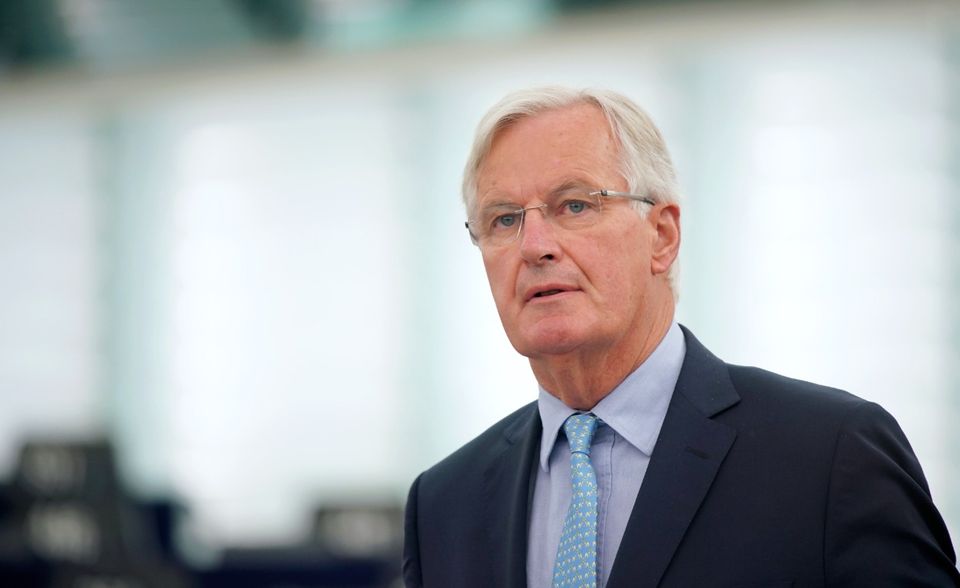 Eigentlich soll Michel Barnier, der Brexit-Chefunterhändler für die EU, die Zukunft der europäisch-britischen Beziehungen aushandeln. Seit dem 19. März ist er allerdings an Covid-19 erkrankt. Auf Twitter teilte Barnier mit, er sei positiv getestet worden und befinde sich aktuell in strenger Quarantäne zu Hause. „Es geht mir gut und die Moral ist gut“, so Barnier.