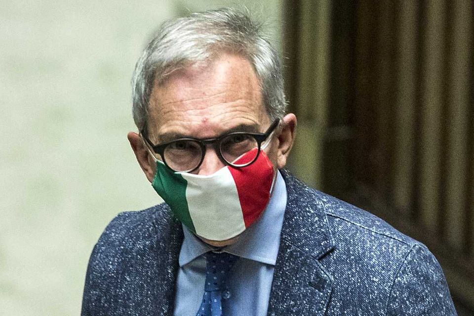 Ein italienischer Abgeordneter trägt eine Schutzmaske in den Farben der Landesflagge