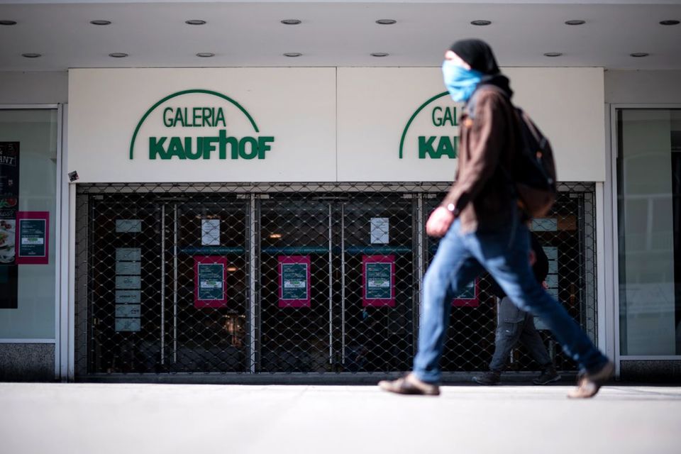Ein Mann geht mit Maske am Eingang der Filiale der Kaufhauskette Kaufhof in Essen vorbei. Die Warenhauskette Galeria Karstadt Kaufhof hat die Mietzahlungen für alle Warenhäuser, Sporthäuser, Reisebüros und Logistikimmobilien gestoppt.