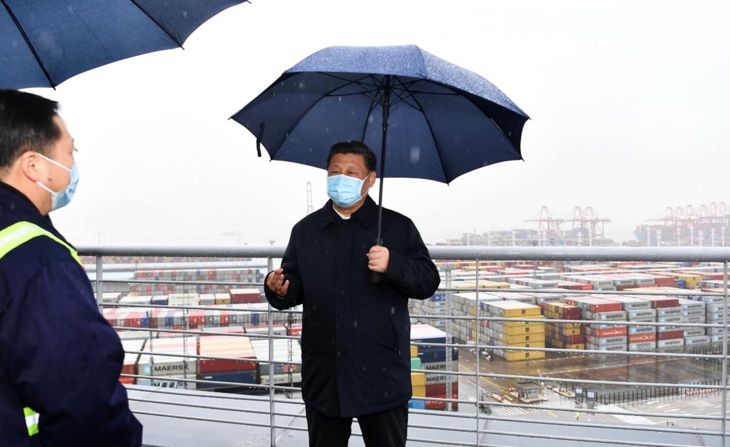 Chinas Präsident Xi beim Besuch des Chuanshan-Hafens bei der Stadt Ningbo. Die Stimmung in der Wirtschaft ist genauso trüb wie das Wetter