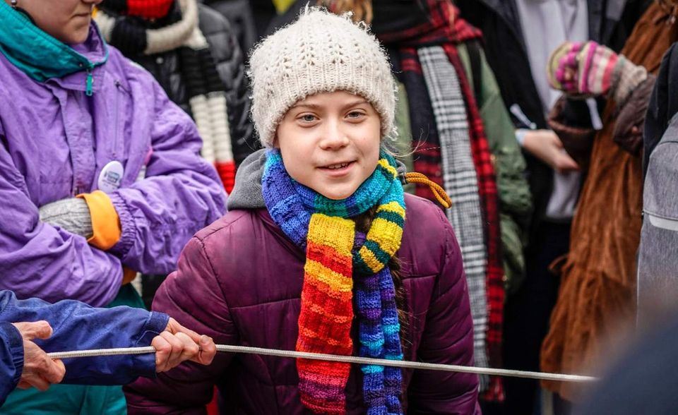 Greta Thunberg hat womöglich eine Ansteckung mit dem neuen Coronavirus überstanden. Eine offizielle Diagnose habe es zwar nicht gegeben, da Test in Schweden nur in dringenden medizinischen Fällen möglich seien, teilte die 17-Jährige am 24. März auf Instagram mit. „Ich wurde deshalb nicht auf Covid-19 getestet, aber angesichts der Symptome und Umstände ist es extrem wahrscheinlich, dass ich es hatte“, meinte die Klimaaktivistin. Sie habe nach einer Reise nach Brüssel und durch Deutschland milde Anzeichen einer Erkrankung gezeigt: „Meine letzte Erkältung war sehr viel schlimmer!“ Ein Alarmzeichen sei aber gewesen, dass ihr Vater ebenfalls krank geworden sei. Die Vorreiterin der „Fridays for Future“-Bewegung beschloss deshalb, sich nach der Rückkehr zu isolieren. Nach knapp zwei Wochen konnte Thunberg vermelden, dass sie wieder gesund sei.